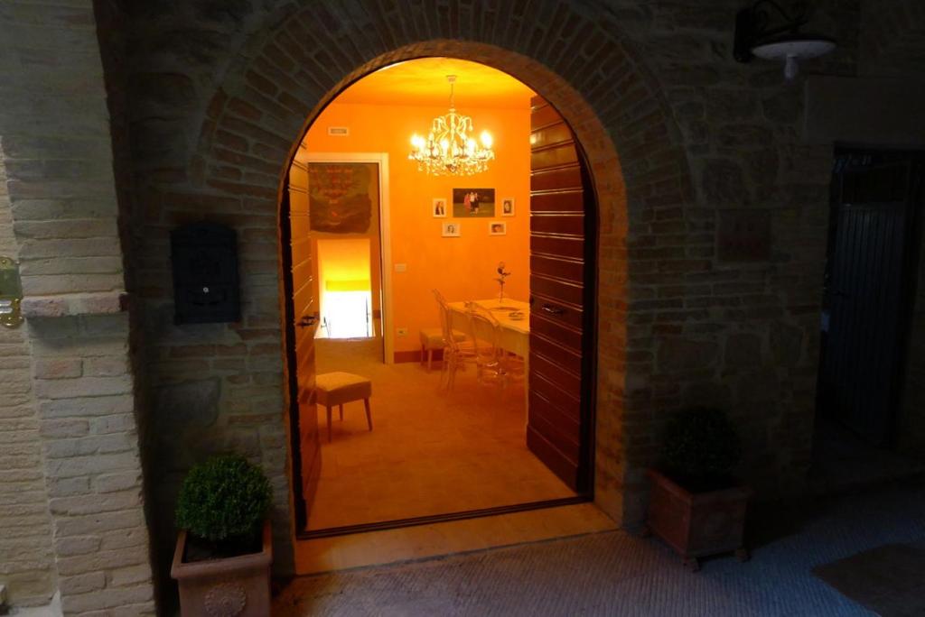 an archway leading into a dining room with a table at Diana House in Ripa