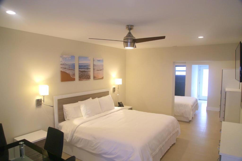 Postel nebo postele na pokoji v ubytování Diane Oceanfront Suites