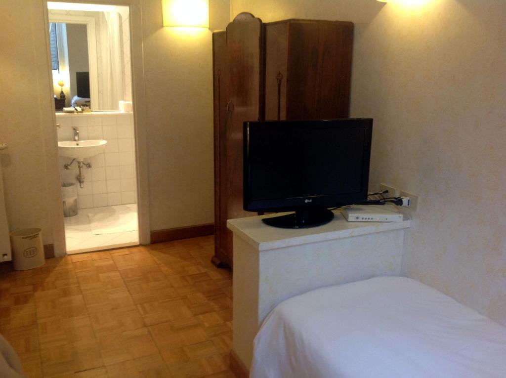 TV a/nebo společenská místnost v ubytování Hotel Fontana