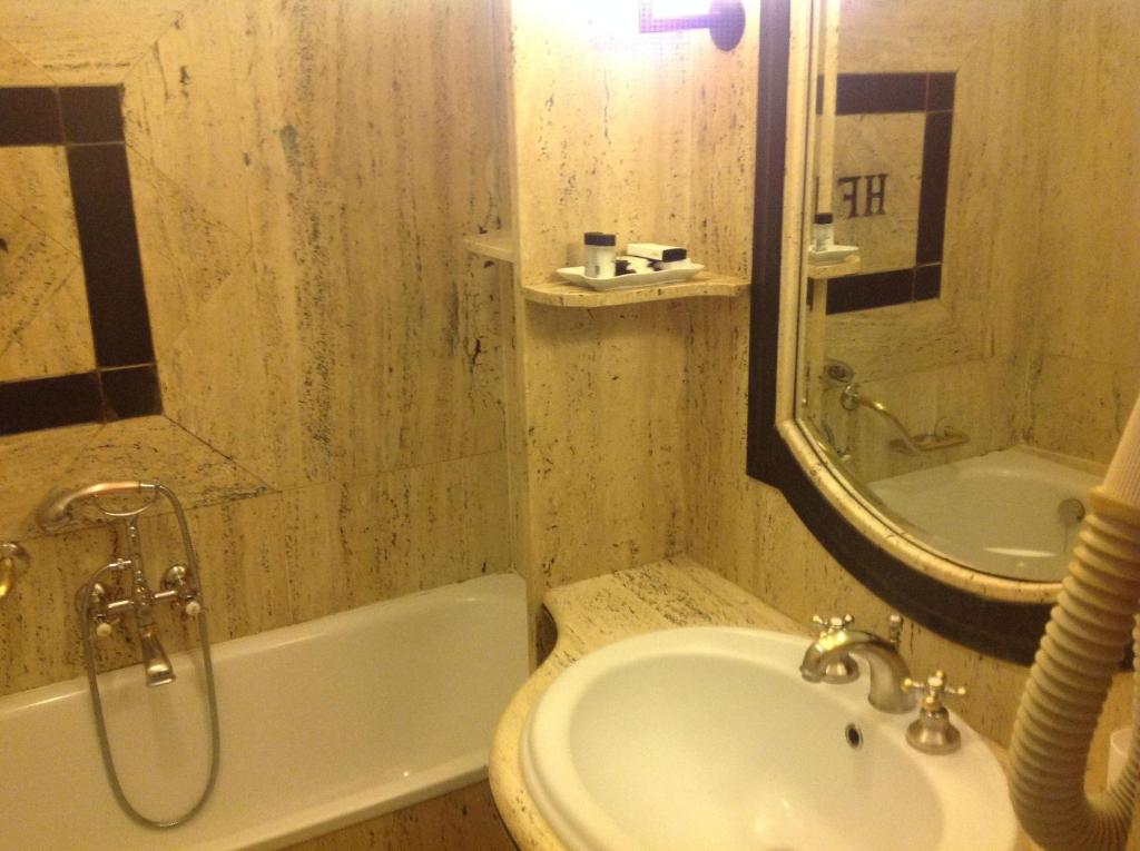 Koupelna v ubytování Hotel Fontana
