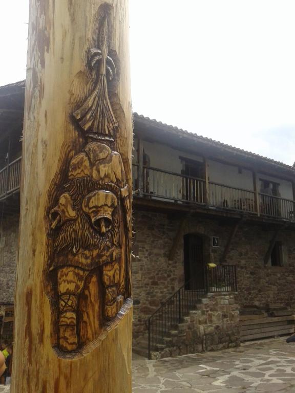 a totem pole with a skull painted on it at Albergue Olasenea Aterpea in Zubieta