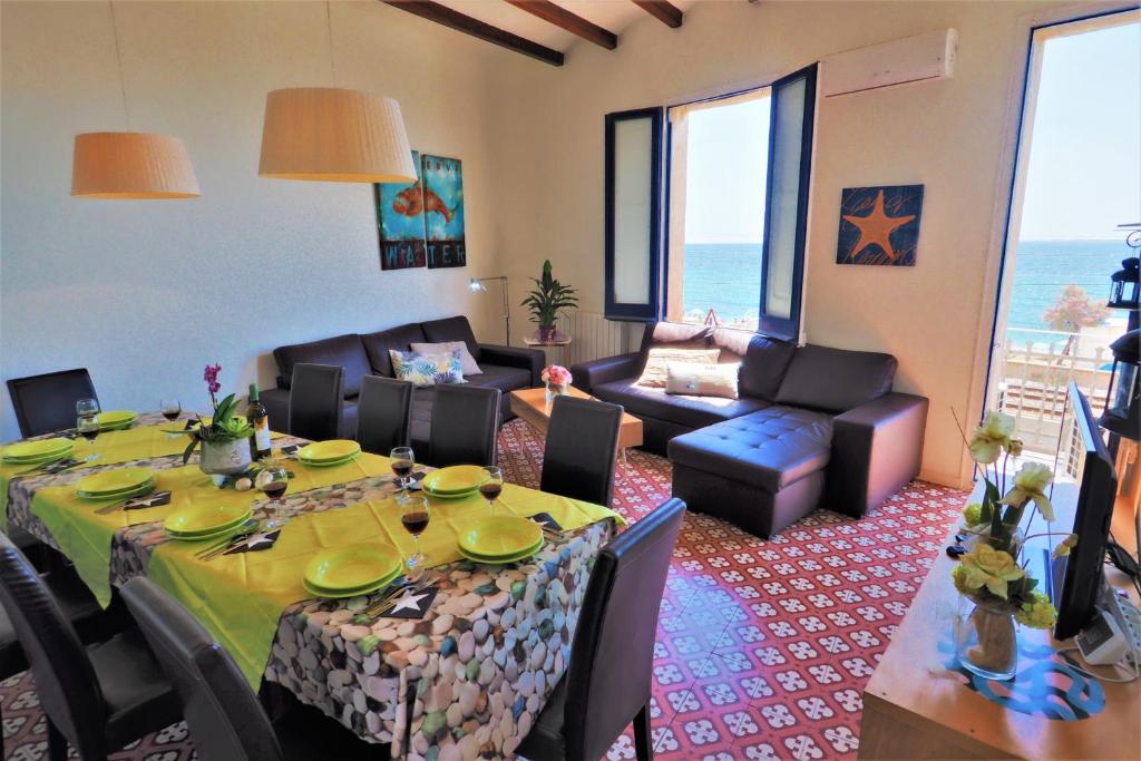 uma sala de estar com uma mesa e um sofá em MARISOL SEAVIEW & BEACH - apartment em El Masnou