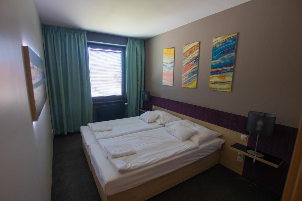 Posteľ alebo postele v izbe v ubytovaní VISION APARTMAN