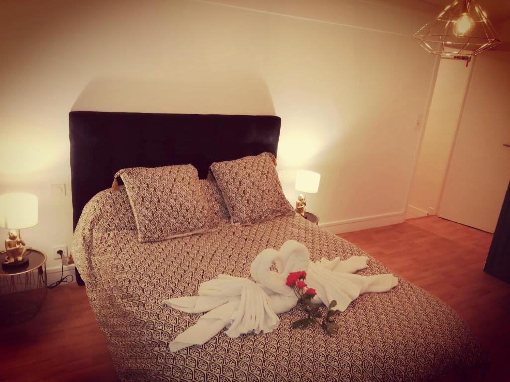 ein Schlafzimmer mit einem Bett mit weißen Handtüchern darauf in der Unterkunft maison de campagne in La Celle-Saint-Cyr