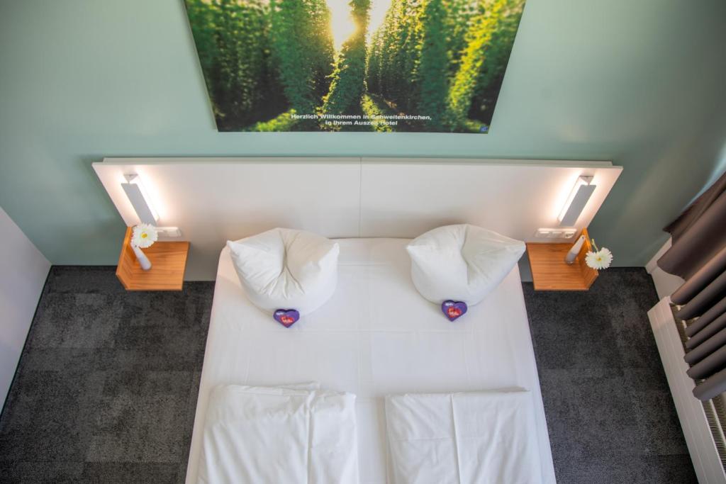 Postel nebo postele na pokoji v ubytování AUSZEIT DAS HOTEL Schweitenkirchen