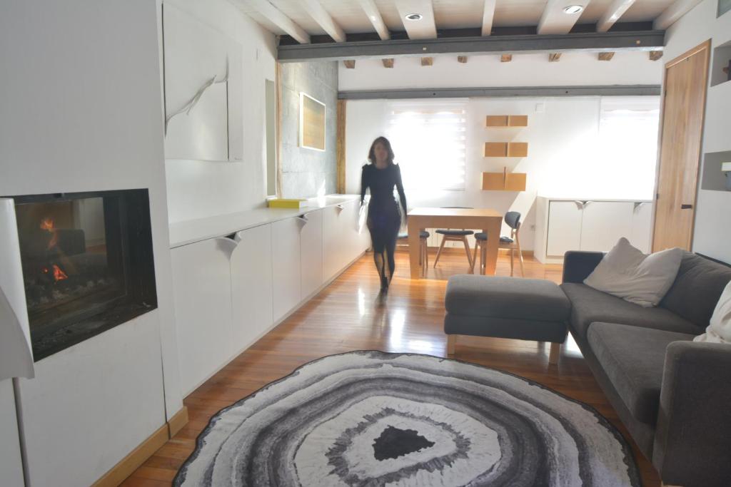 una mujer está caminando a través de una sala de estar en Arriaga 2, en Marquina