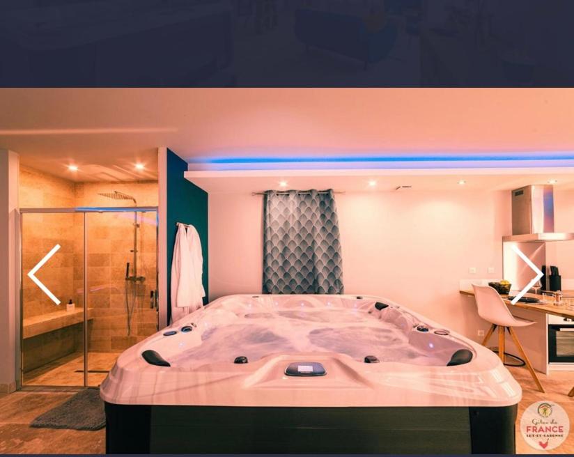 1 dormitorio con baño grande con bañera grande en Le loft en bulles, en Saint-Maurin