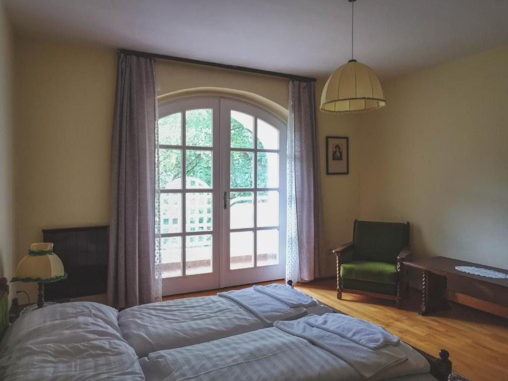 Postel nebo postele na pokoji v ubytování Cseri Kastélyszálló