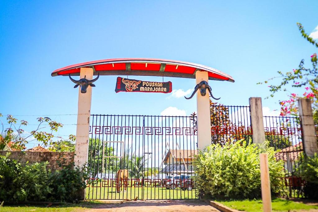Una puerta en un parque con un cartel. en Pousada Marajoara- Hotel Fazenda-Turismo de Aventura en Soure