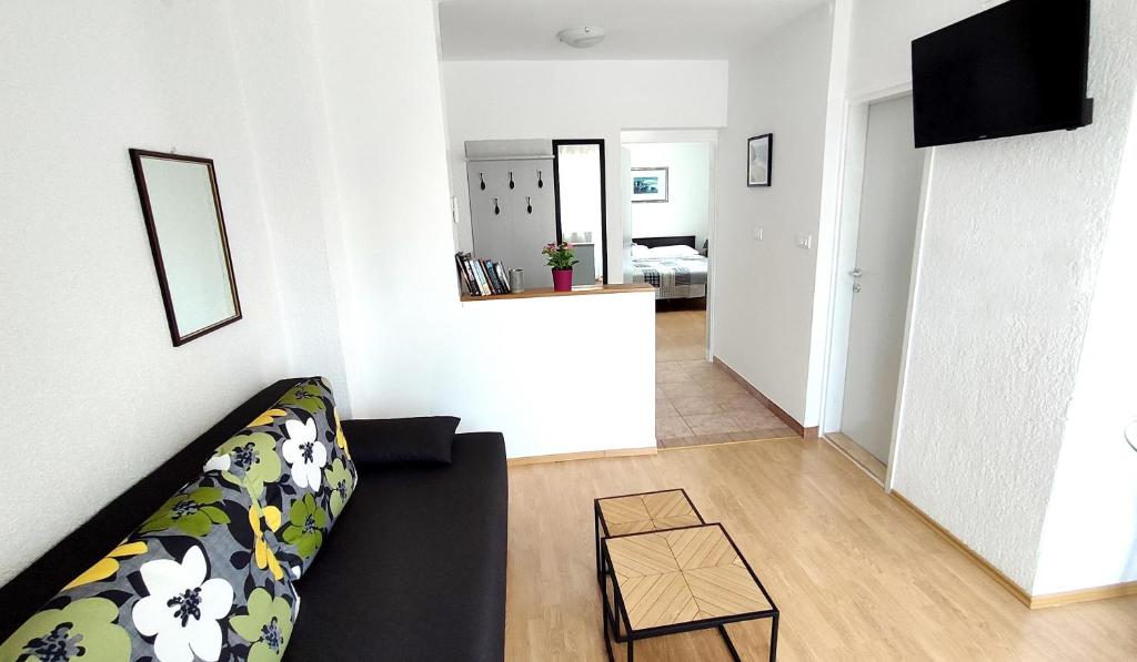 ein Wohnzimmer mit einem Sofa und einem Tisch in der Unterkunft Amélie Apartments in Poreč
