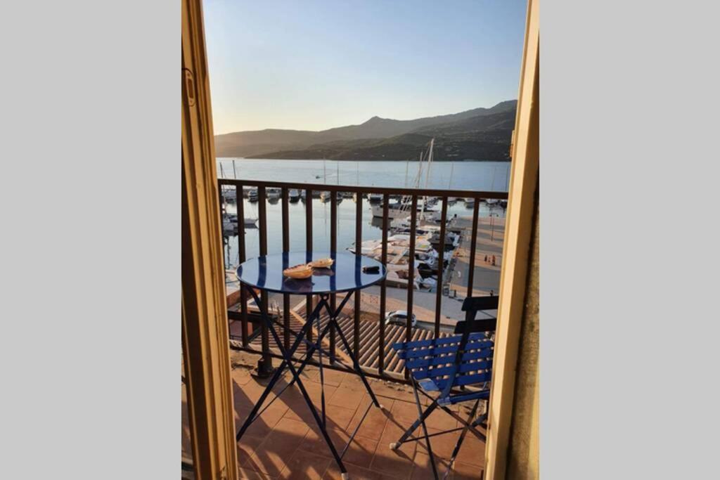 uma vista para uma varanda com uma mesa e cadeiras em Location appartement propriano em Propriano
