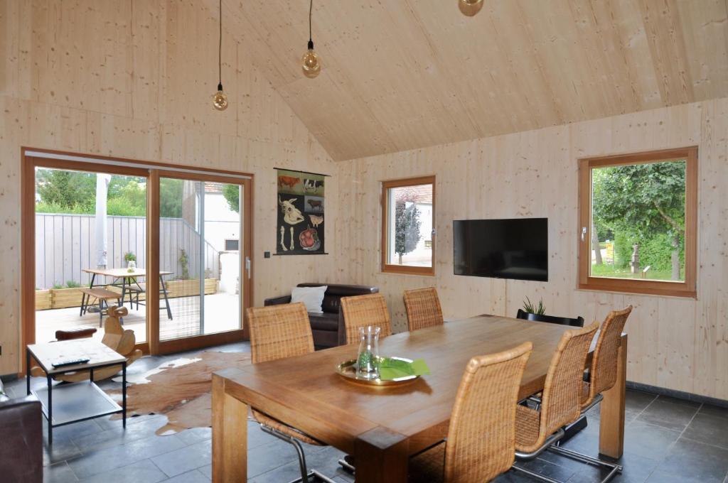 TV a/nebo společenská místnost v ubytování Ferienhaus Baustert