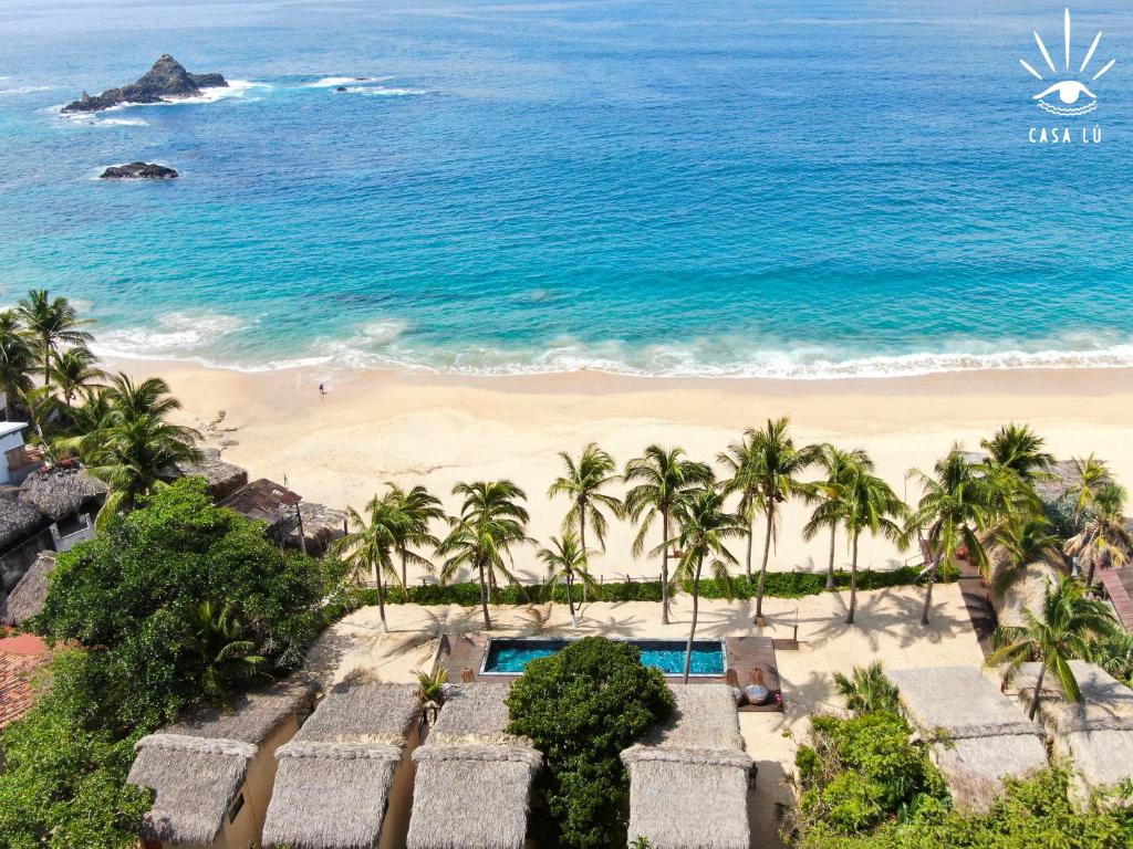 uma vista aérea da praia e do oceano em Casa Lu Hotel Boutique em Mazunte