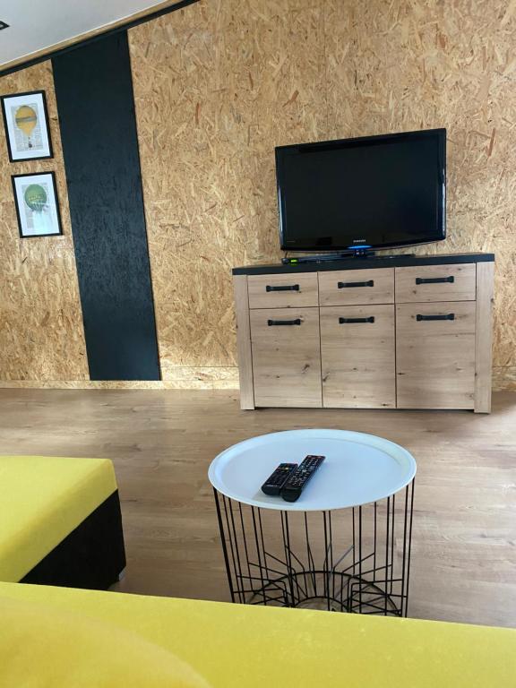 Televízia a/alebo spoločenská miestnosť v ubytovaní Apartamenty ToTuGdynia 8