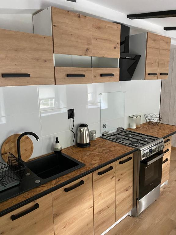 Kuchyňa alebo kuchynka v ubytovaní Apartamenty ToTuGdynia 8