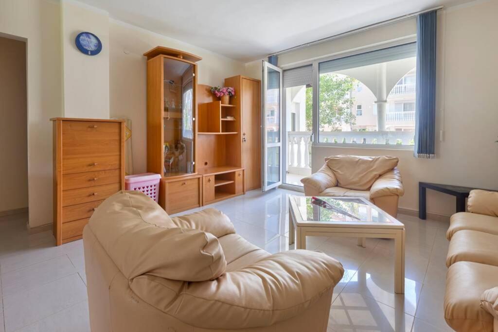 uma sala de estar com duas cadeiras e uma mesa de vidro em Your lovely summer home in Sunny Beach em Sunny Beach