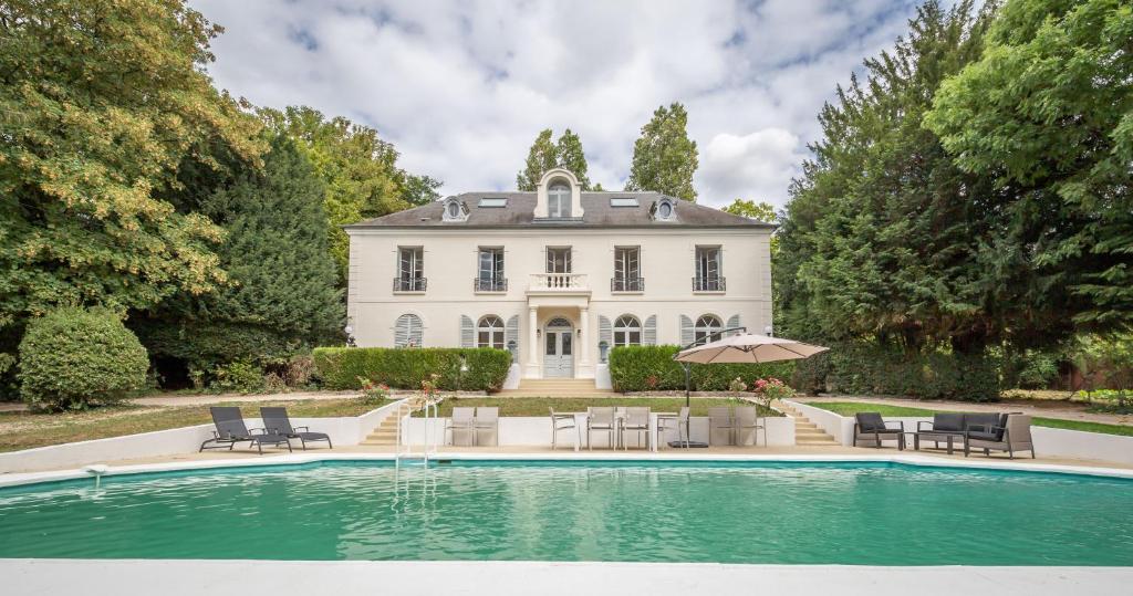 Bazén v ubytování Privatelodge - Villa avec Piscine en bords de Marne nebo v jeho okolí