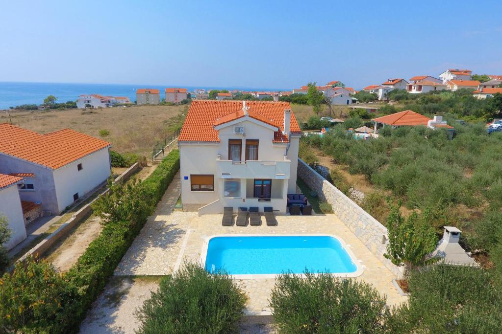 een luchtzicht op een huis met een zwembad bij Villa Cvita in Povljana