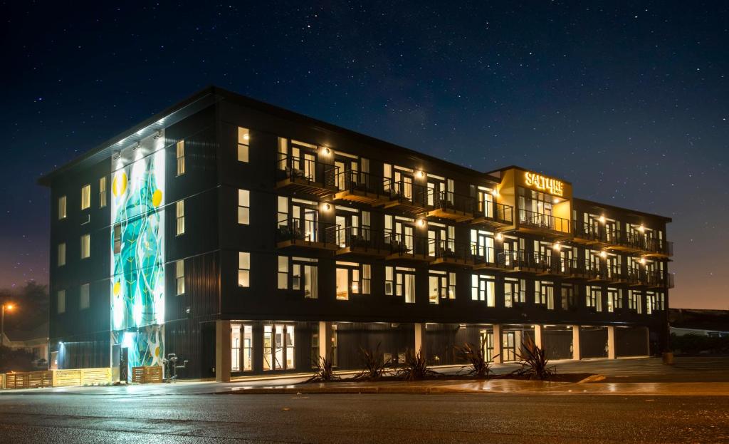 um edifício com luzes acesas à noite em SALTLINE em Seaside