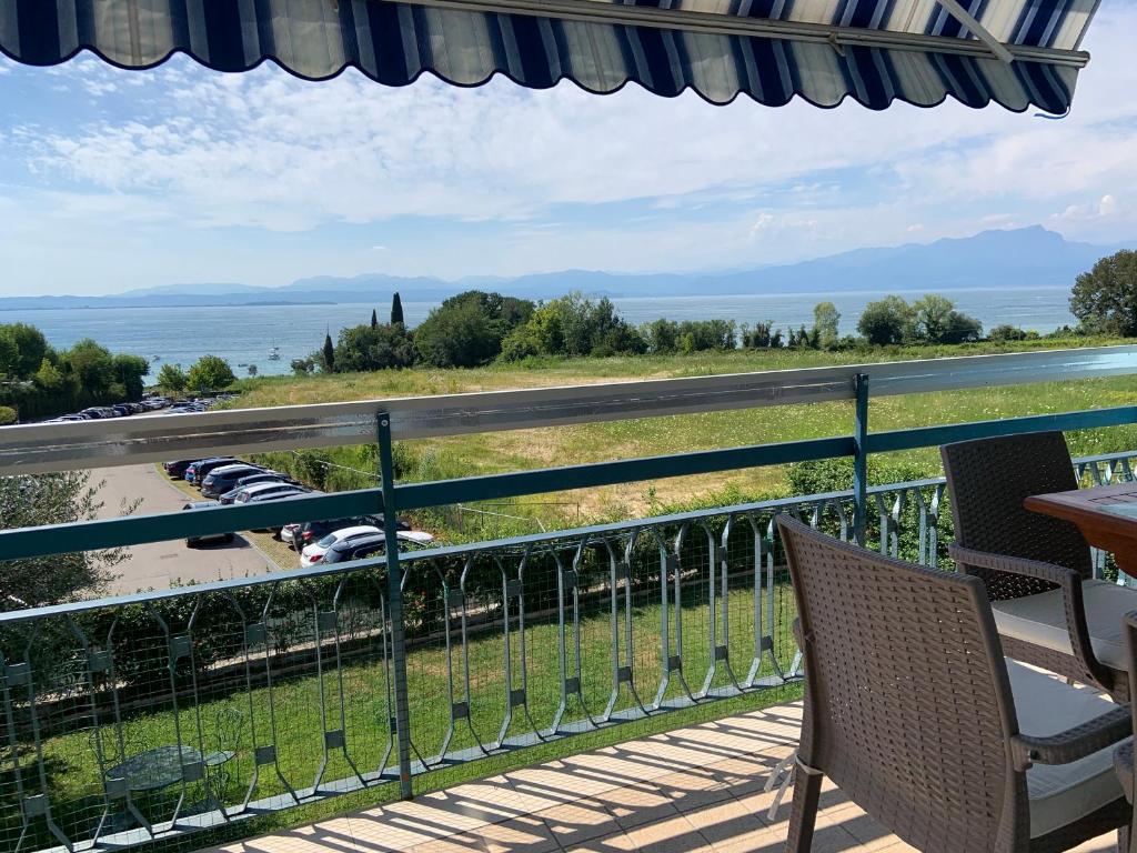 balcone con vista su un parcheggio di Valeriana Vacanze a Pacengo di Lazise