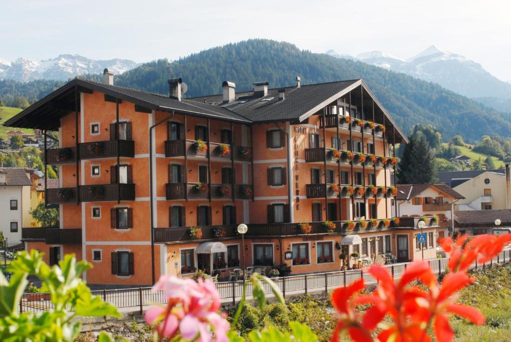 Nespecifikovaný výhled na hory nebo výhled na hory při pohledu z hotelu