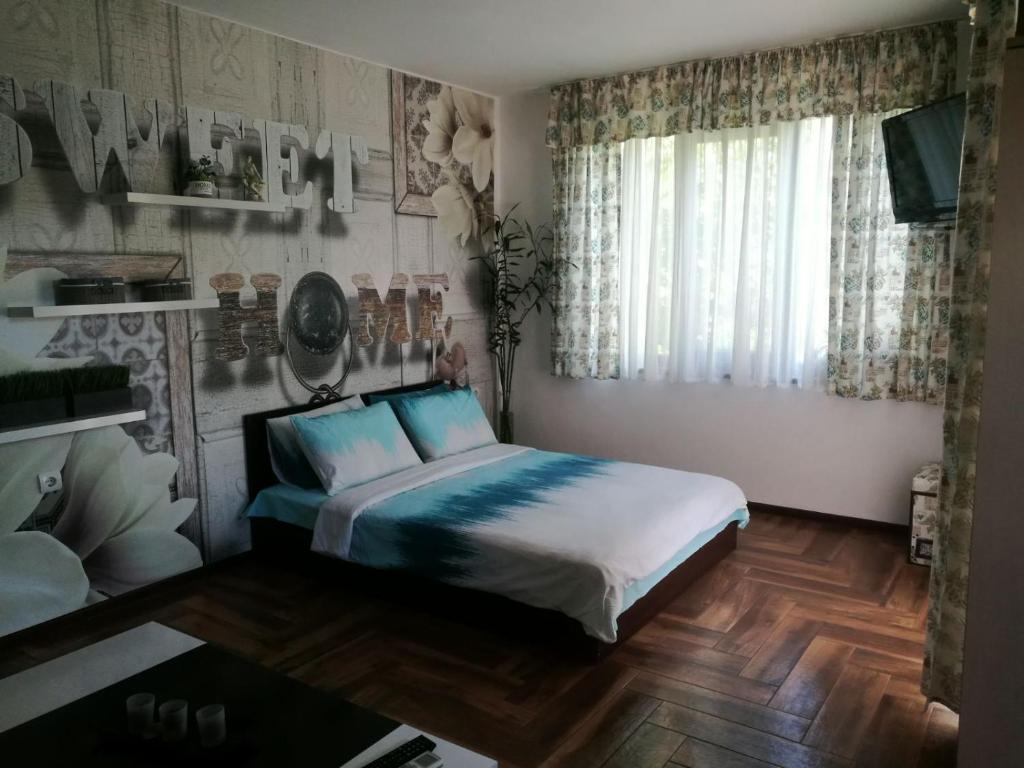 um quarto com uma cama e uma janela em Къща за гости ЕЛИ em Primorsko