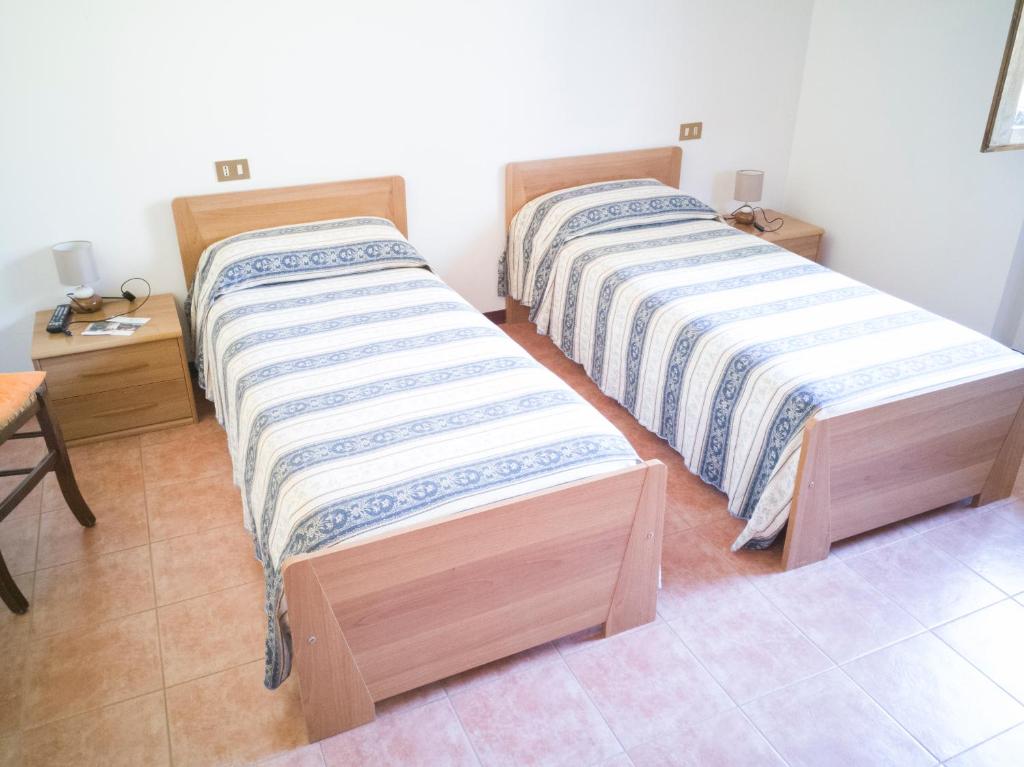 two twin beds in a room with at Agriturismo dell'Altopiano in Serle