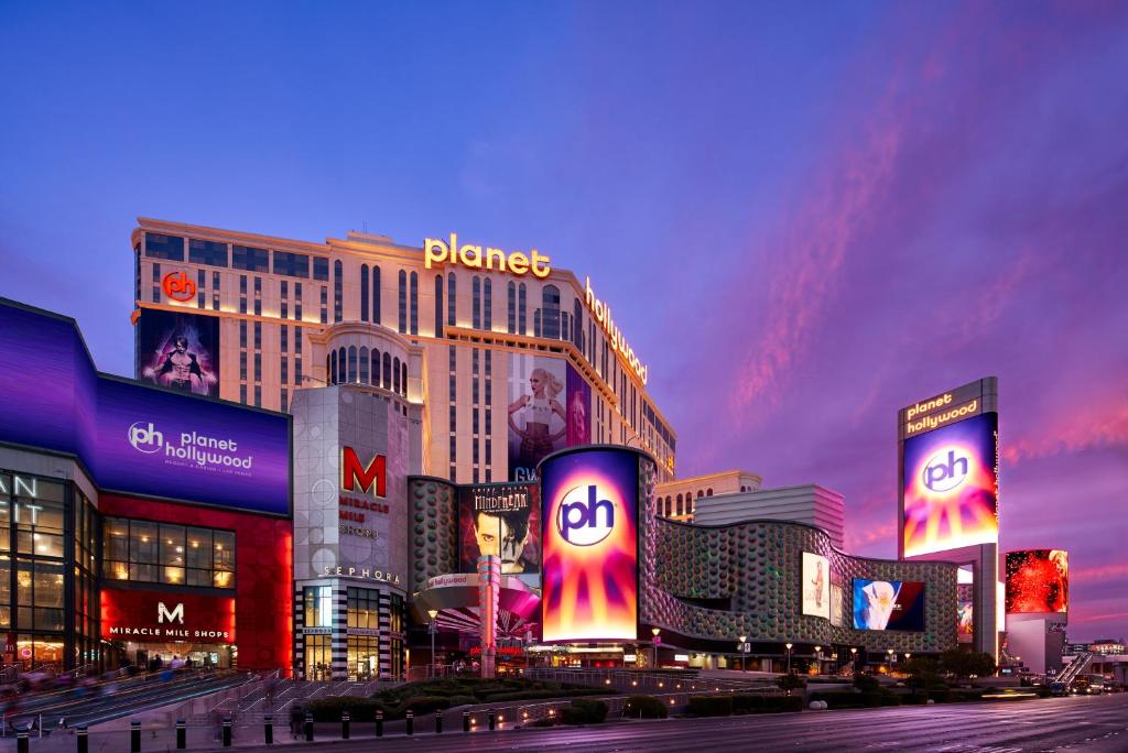 uma vista da cidade à noite em Planet Hollywood Resort & Casino em Las Vegas