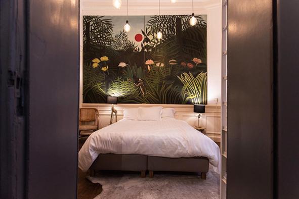 Postel nebo postele na pokoji v ubytování GITADIN - Deluxe Suite Rousseau - Historical center