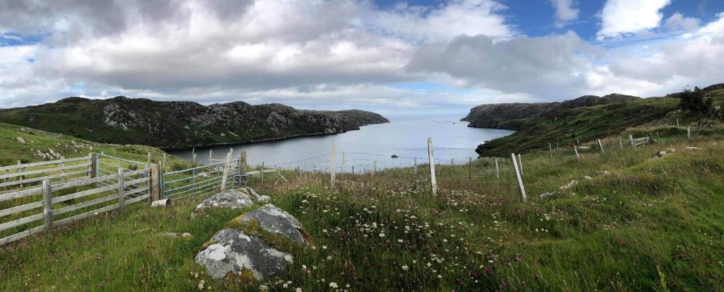 een uitzicht op een waterlichaam met een hek bij 39 Gravir, Isle of Lewis in Graver