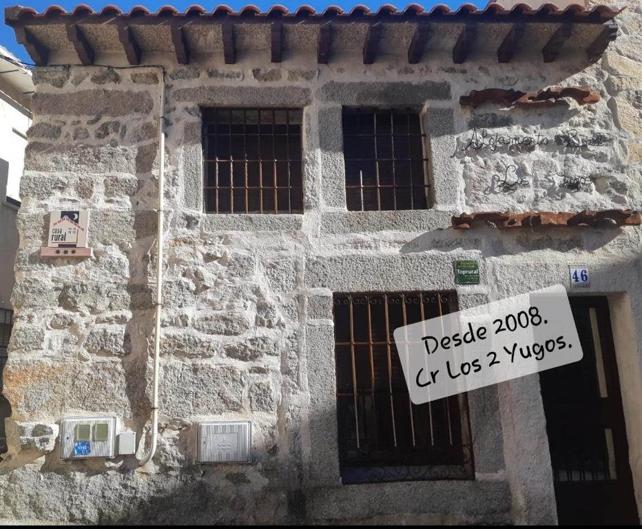 ナバルエンガにあるCasa Rural Los 2 Yugosの窓付きの建物側の看板