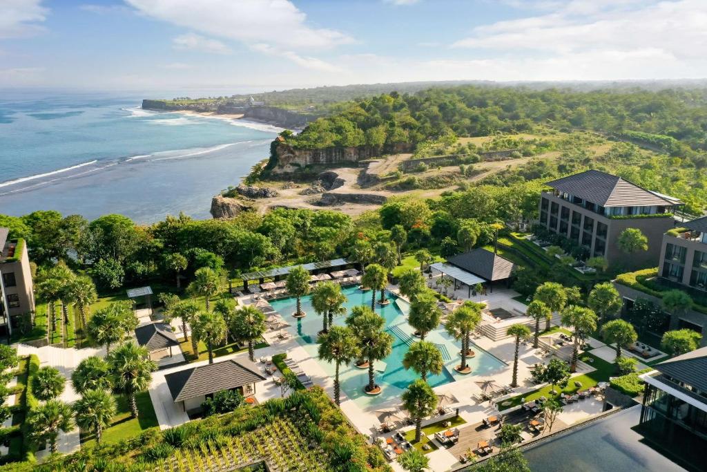 uma vista aérea do resort e do oceano em Radisson Blu Bali Uluwatu em Uluwatu