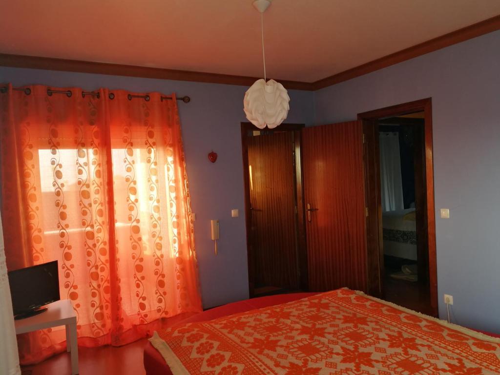 Postel nebo postele na pokoji v ubytování Villa Porto de Mós near Fatima