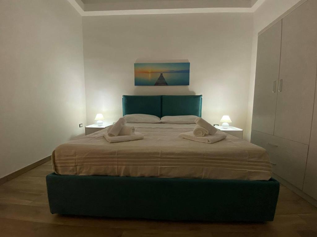ein Schlafzimmer mit einem großen Bett mit zwei Handtüchern darauf in der Unterkunft Casa Blu da Mariano in Marsala