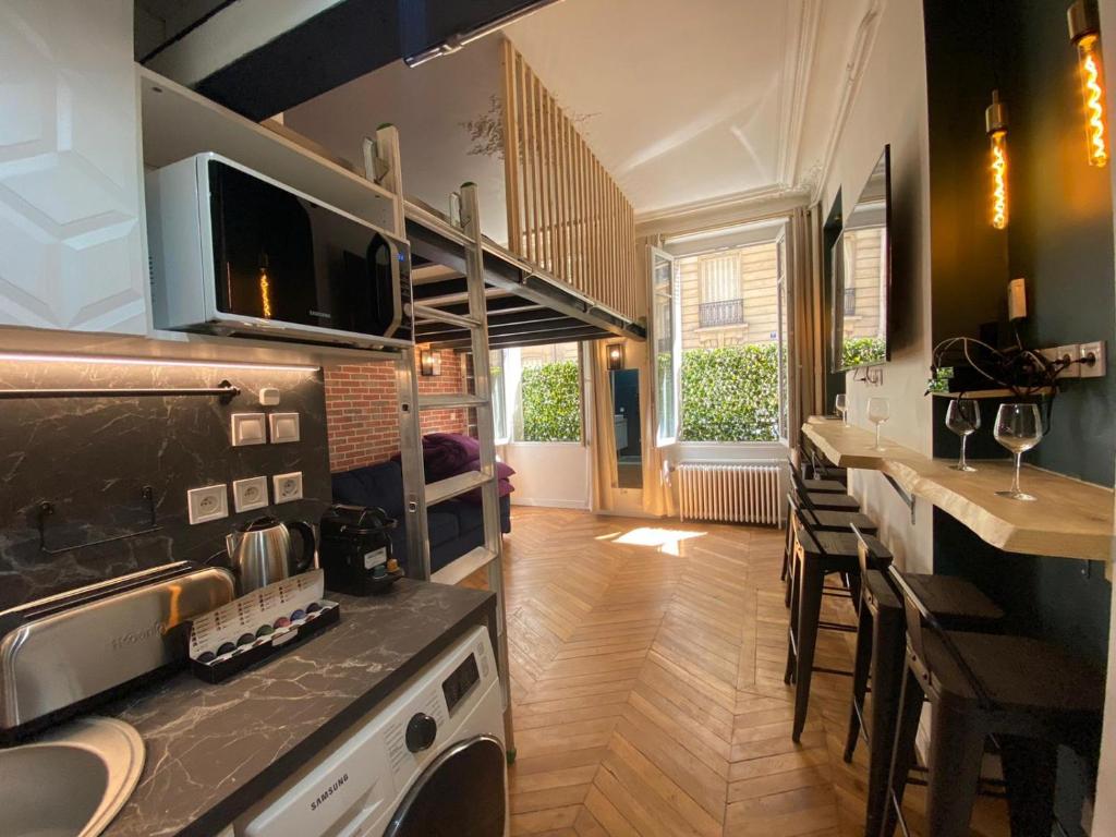une cuisine avec un évier et un plan de travail dans l'établissement Beautiful mini Loft near Saint-Lazare, à Paris