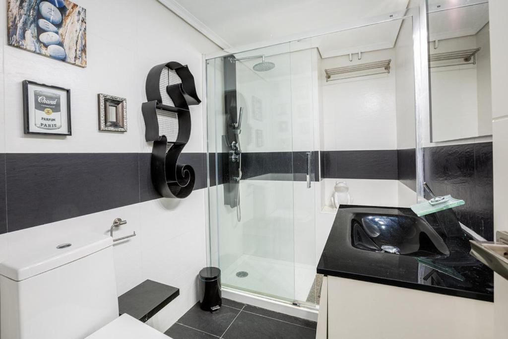 A bathroom at La Torre De La Roca