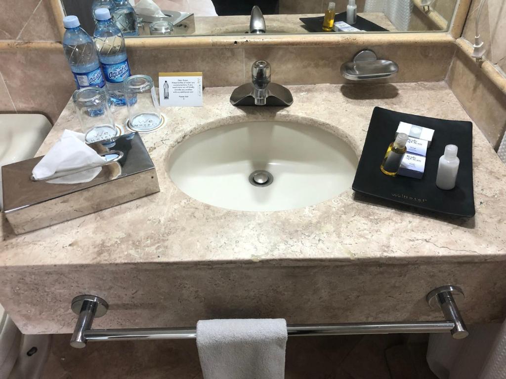Un baño de We Hotel Aeropuerto