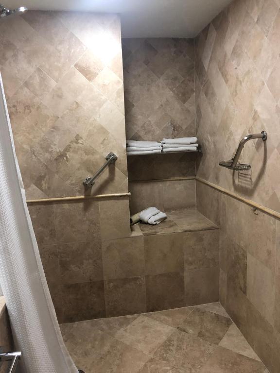 Un baño de We Hotel Aeropuerto
