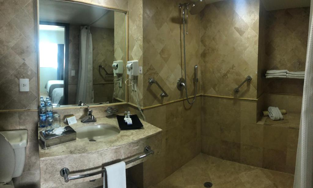 Un baño de We Hotel Aeropuerto