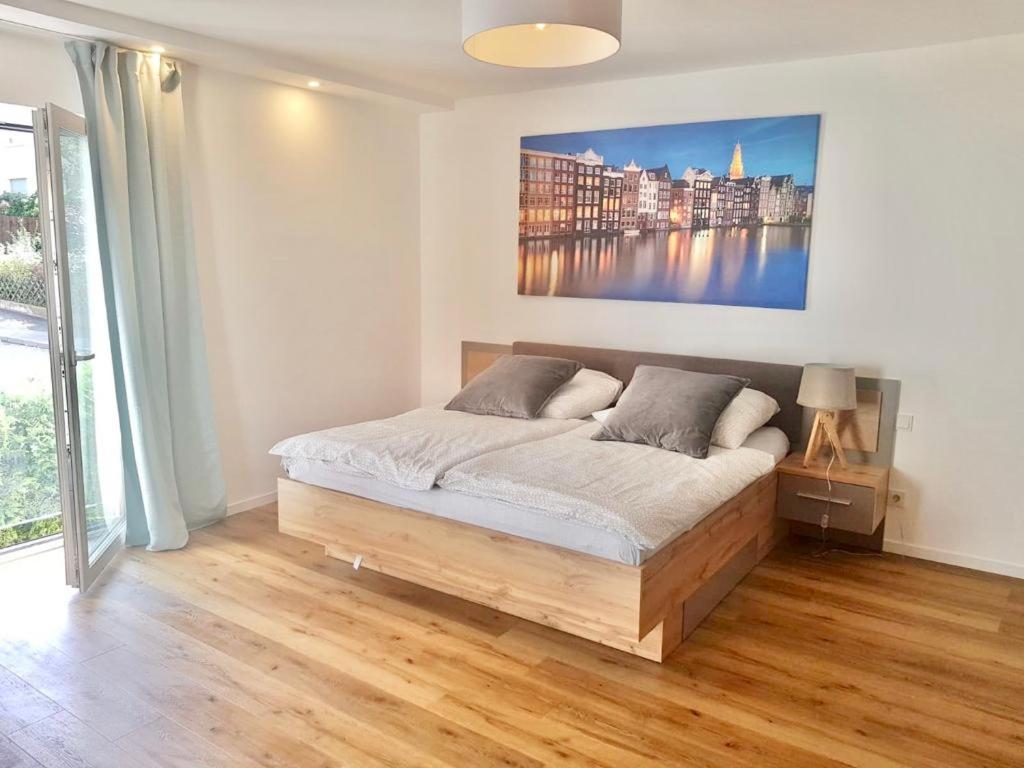 a bedroom with a bed and a painting on the wall at Apartments bei Playmobil 1,130m2,24h Self Check-in, free Parking in Zirndorf