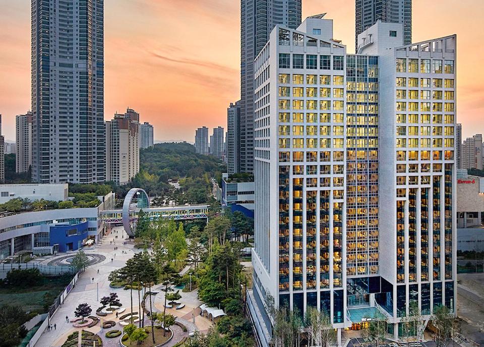 un grand bâtiment dans une ville avec de grands bâtiments dans l'établissement Staz Hotel Premier Dongtan, à Hwaseong