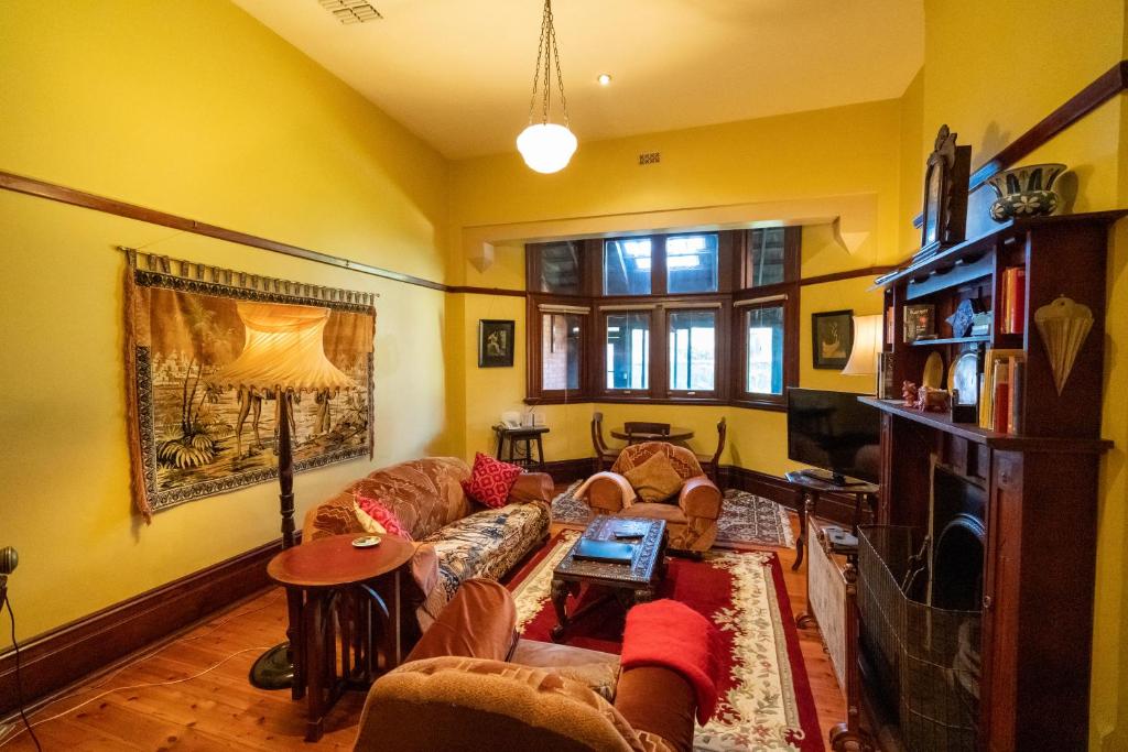 TV a/nebo společenská místnost v ubytování Buxton Manor