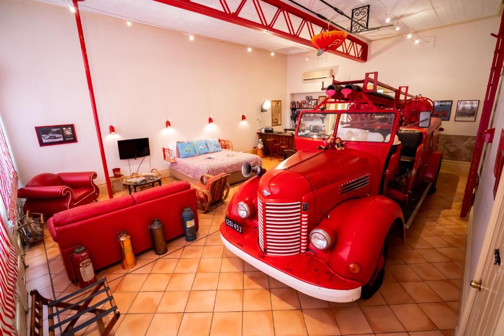 Postel nebo postele na pokoji v ubytování Fire Station Inn
