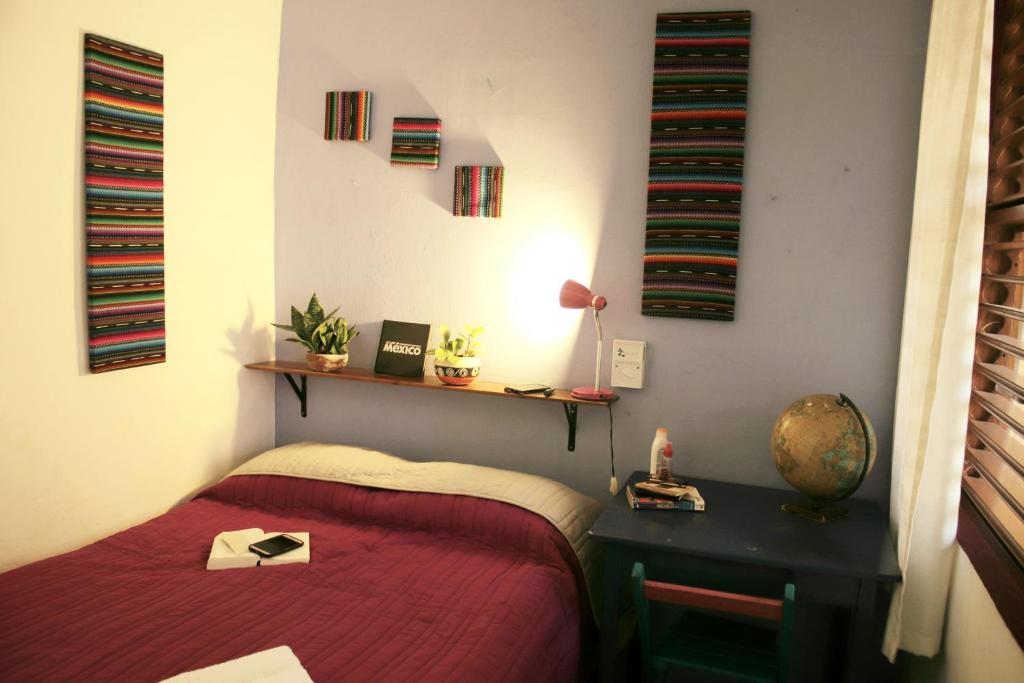 Una cama o camas en una habitación de Hostel Candelaria