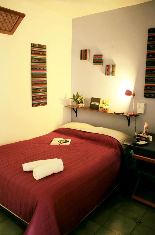 Una cama o camas en una habitación de Hostel Candelaria