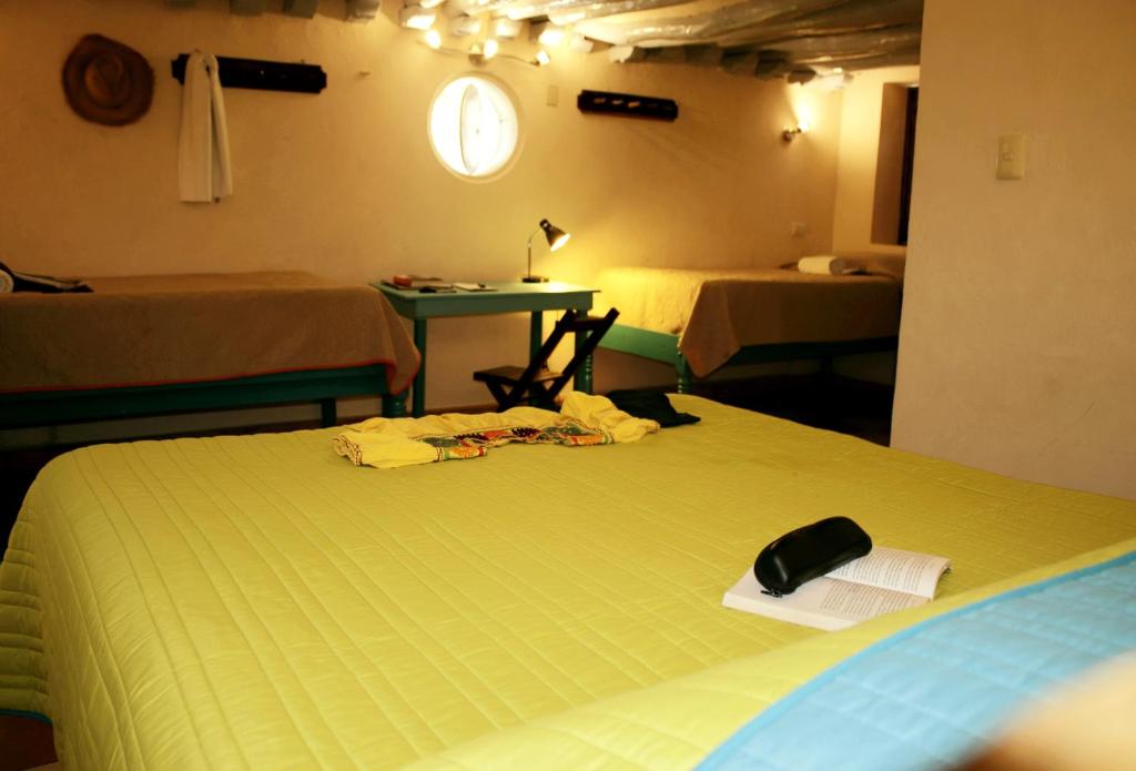 Una cama o camas en una habitación de Hostel Candelaria