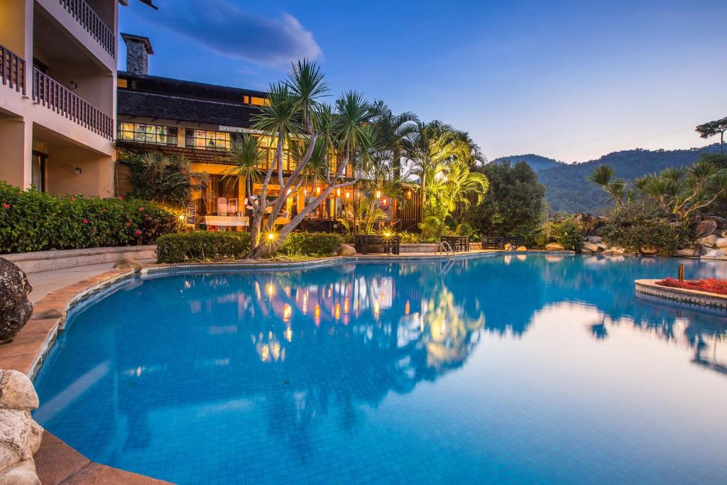 una grande piscina di fronte a un edificio di Belle Villa Resort, Chiang Mai a Ban Pong