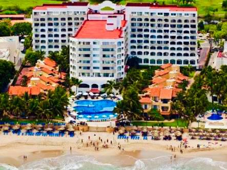 una playa con un grupo de personas y edificios en VILLA PARA 5 Personas 4 adultos y 1 Menor En HOTEL TSORO IXTAPA WIFI GRATIS, en Ixtapa