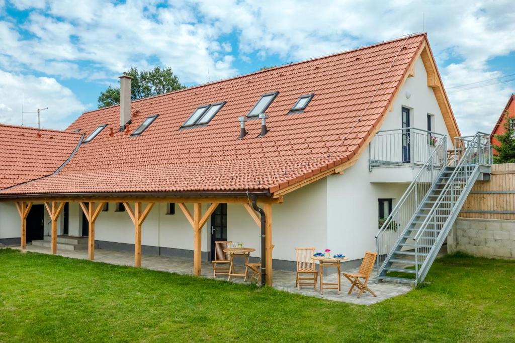 Trhové SvinyにあるApartmány Jedovaryの赤い屋根の家