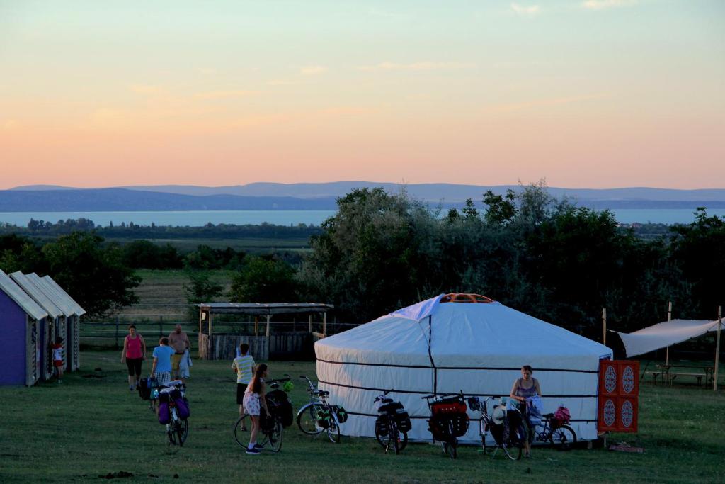 Hosté ubytování Dharma Horse Shelter Bungalows & Farmping